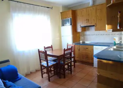 Vivienda de 2 dormitorios y un baño. Cuenta con salón/cocina, aire acondicionado y calefacción eléctrica por acumuladores. Ubicado en zona pablo iglesias en Alcázar de San Juan